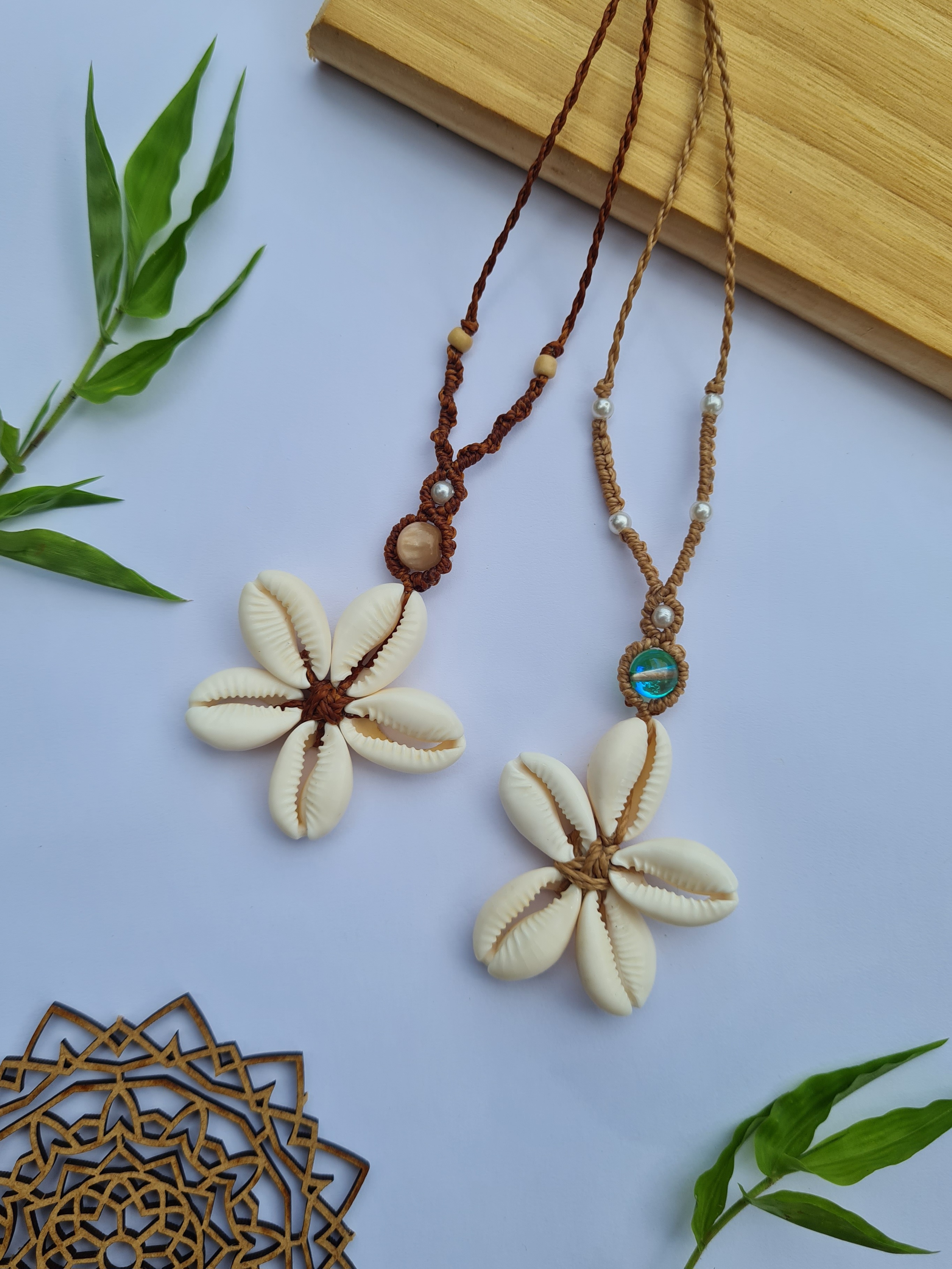 Colar de flor em búzios