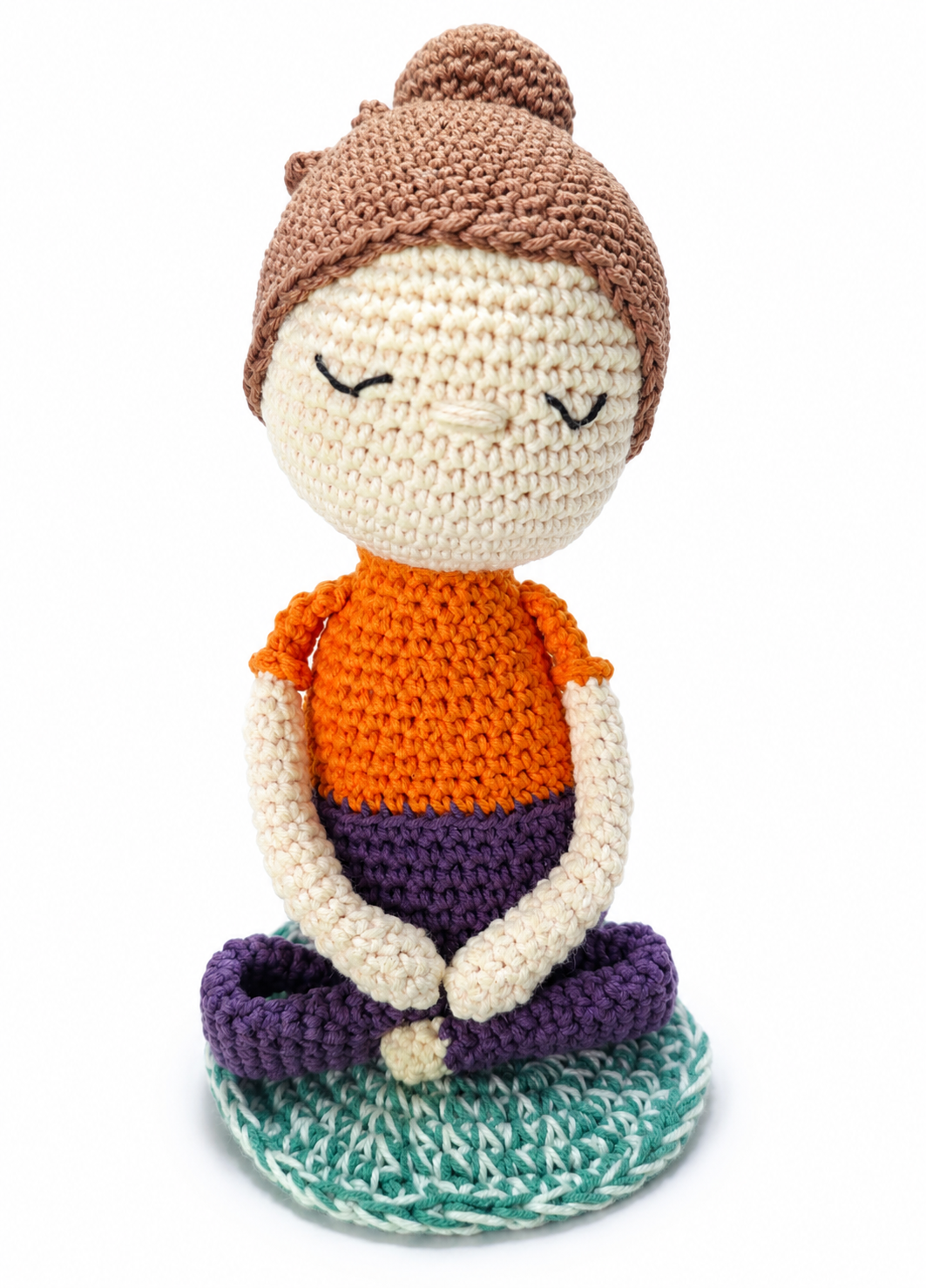 Boneca Amigurumi Shanti meditando
