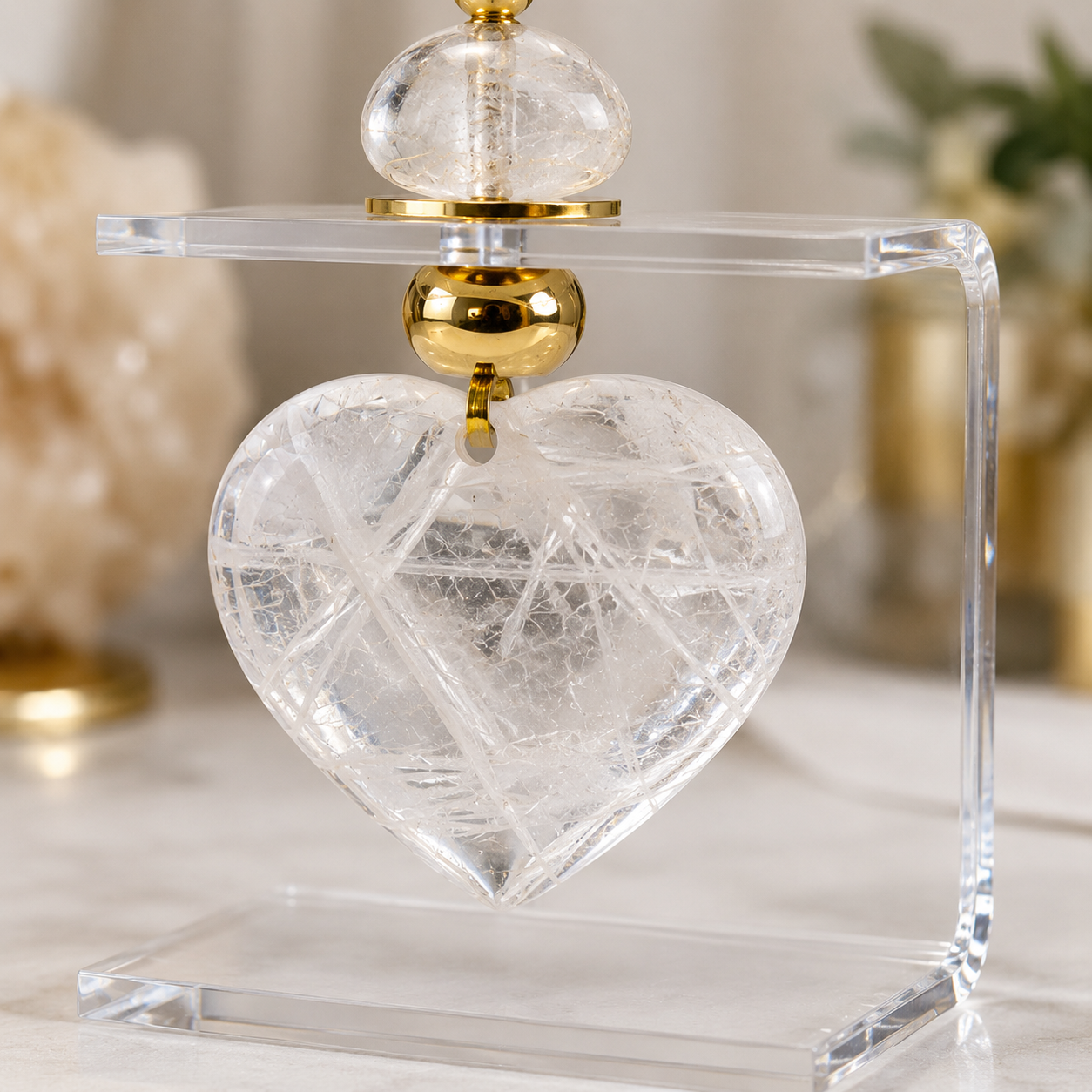 Suporte Acrílico Decorativo com Coração de Quartzo Cristal e Acabamentos Dourados -AN246